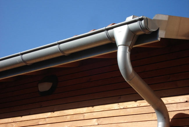 Quelle gouttière est la meilleure - en plastique ou en métal ? Bilan comparatif
