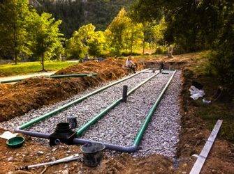 Comment aménager un champ de filtration pour une fosse septique : schémas types + règles de conception