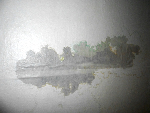 Causes des points humides avec de la rouille au plafond