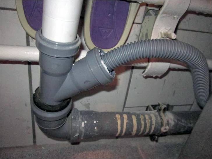 Raccordement de la vidange de la machine à laver à l'égout