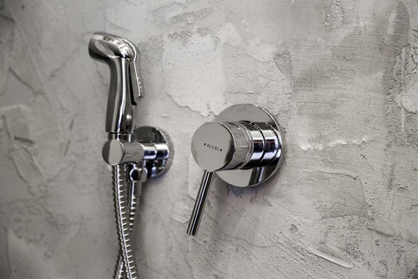 Douche hygiénique avec mitigeur encastré : installation et modèles à faire soi-même