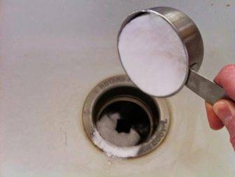 Problème poilu: comment nettoyer rapidement le drain de la baignoire des cheveux