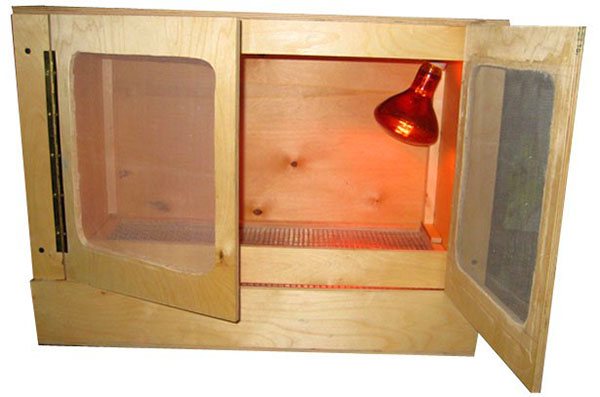 Appareils de chauffage pour chauffer les poulets dans les poulaillers