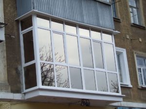 Vitres teintées sur le balcon: types de films, critères de sélection et caractéristiques d'installation