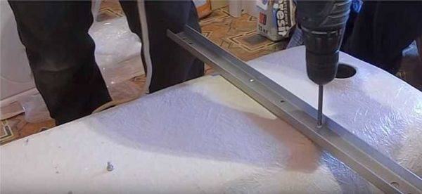 Comment installer un bain sur des briques: disposez une base et un côté en briques