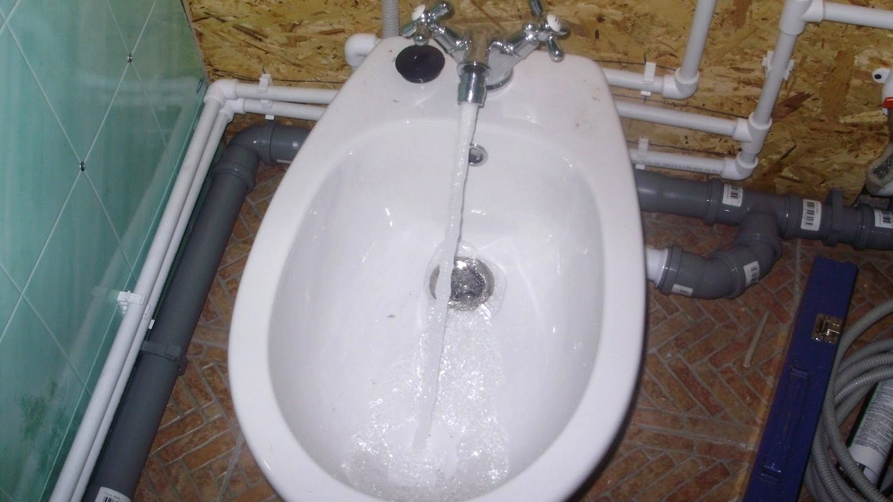Installation de bidet à faire soi-même: règles d'installation et de connexion aux communications