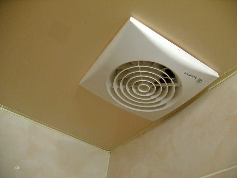 Ventilation dans la salle de bain au plafond: caractéristiques de l'agencement + instructions d'installation du ventilateur