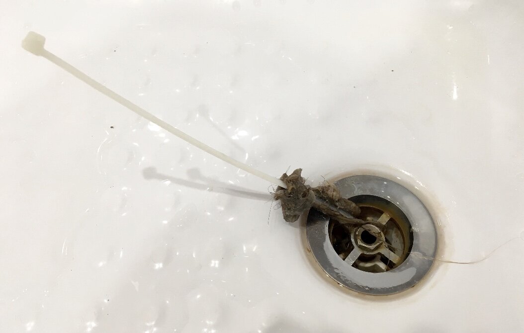 Comment déboucher un évier de cuisine : 6 façons et conseils de prévention