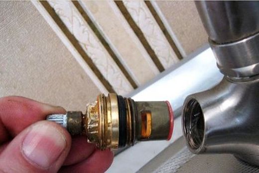 Que faire lorsqu'un robinet fuit : causes possibles d'un dysfonctionnement + réparations typiques