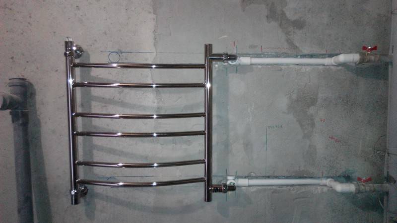 Comment connecter un sèche-serviettes au système de chauffage de la salle de bain ?