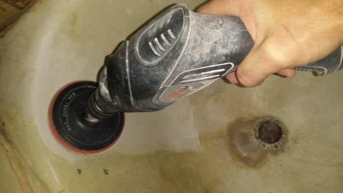 Peindre une baignoire à la maison : ce qui peut être peint à l'intérieur, émail ou acrylique, restauration, vidéo