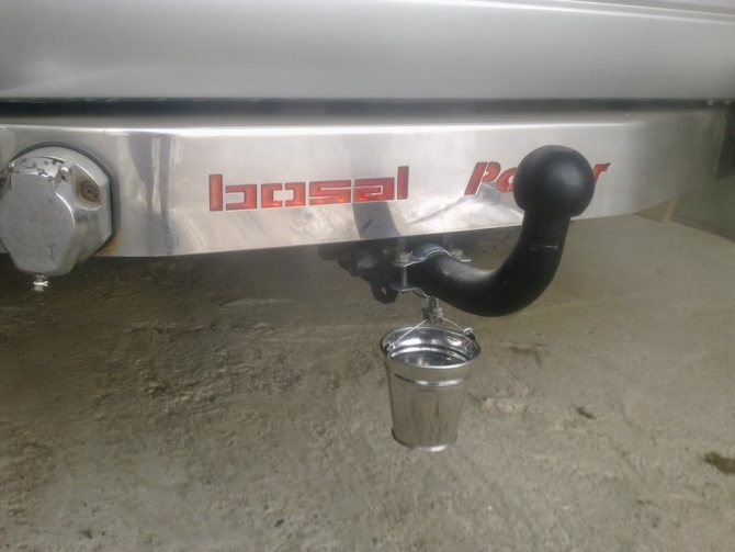 Conduire des vélos : pourquoi un seau est accroché à l'arrière d'une voiture