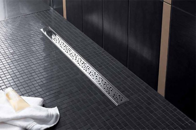 Comment équiper un siphon de sol dans la salle de bain : on équipe une douche sans palette