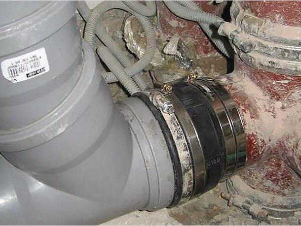 Remplacement d'un égout en fonte par un égout en plastique