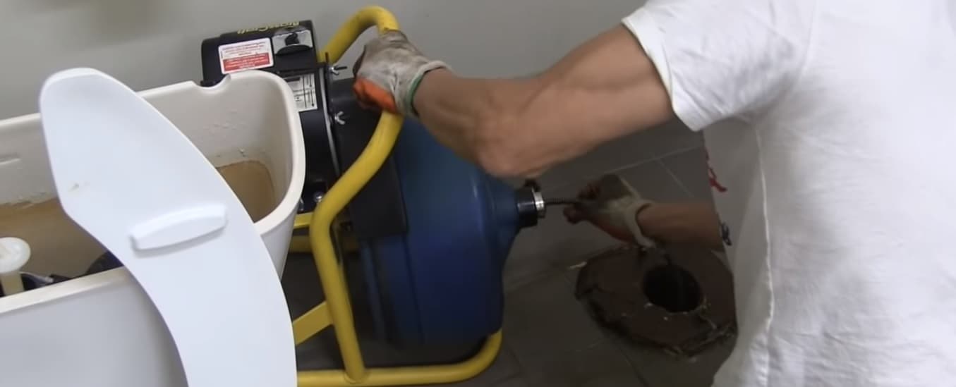 Blocage dans les toilettes, causes et solutions