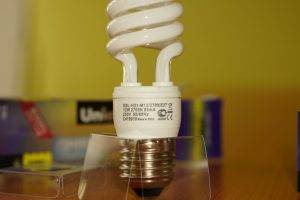 Choisir des lampes à économie d'énergie : bilan comparatif de 3 types d'ampoules à économie d'énergie
