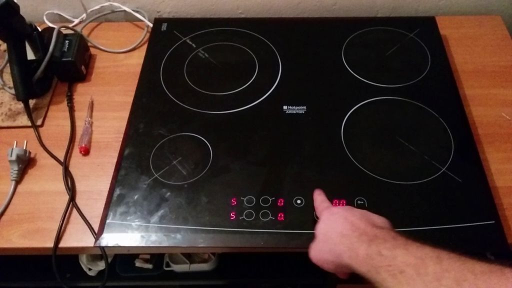 Cuisinière à gaz. le brûleur (brûleur) brûle faiblement, s'éteint, s'éteint. extinction, brûlure. thermostat, régulateur, robinet ne régule pas. forte, flamme rouge, feu, séparation.