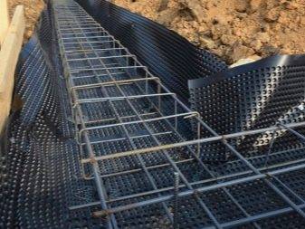 Drainage mural de la fondation: les spécificités de la disposition du système de drainage des eaux