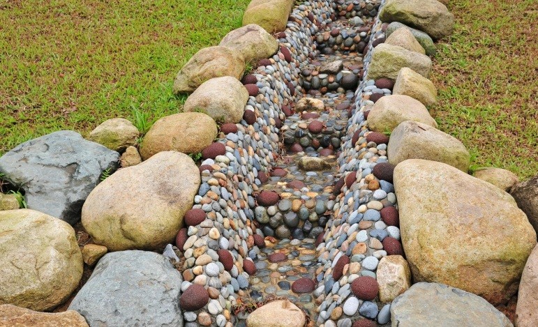 Drainage de site à faire soi-même : technologie pour options en profondeur et en surface