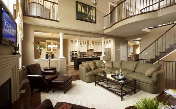 La deuxième lumière dans la maison est une technique architecturale pour agrandir l'espace à l'intérieur