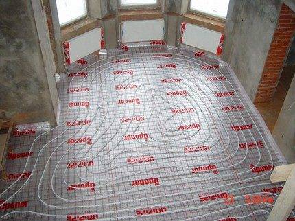 Comment fabriquer soi-même un plancher chauffant à l'eau: un guide étape par étape de la conception à l'assemblage