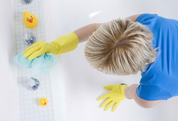 Un nettoyant pour robinet de plaque, qui se trouve dans n'importe quelle salle de bain