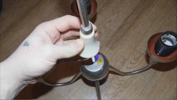 Comment connecter un lustre à un interrupteur à deux gangs: instructions étape par étape