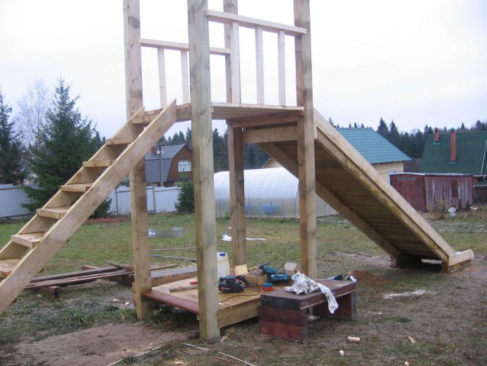 Comment construire soi-même une maison en bois pour un puits: une sélection des meilleures idées et un exemple de construction