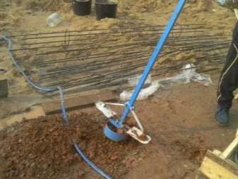 Perceuse à main maison pour forer un puits: conceptions en spirale et en cuillère