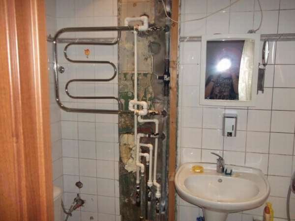 Transférer un sèche-serviettes sur un autre mur de la salle de bain : instructions d'installation