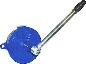 Pompe à main pour puits: types d'équipements, caractéristiques, leurs avantages et inconvénients