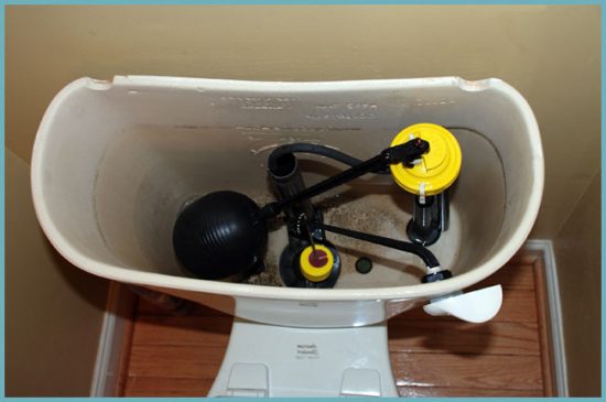 Pourquoi le réservoir des toilettes transpire-t-il et comment éliminer la condensation ?