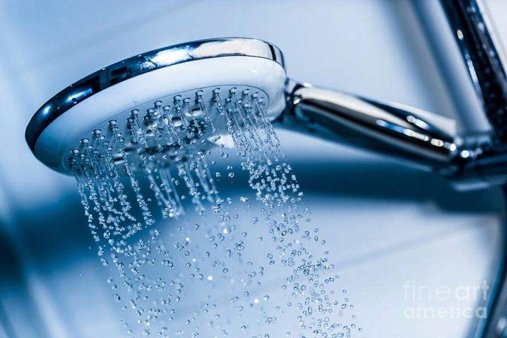 Installation du mitigeur à bord de la baignoire + rappel des avantages et inconvénients de cette option