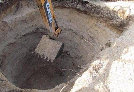 Trou de drainage dans une maison privée de vos propres mains: comment creuser et vous équiper