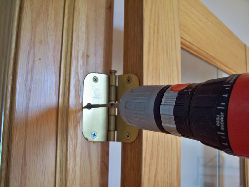 Comment installer une porte intérieure : instructions d'installation + conseils pour choisir les portes intérieures