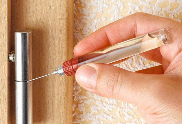 3 façons simples de se débarrasser des grincements de porte