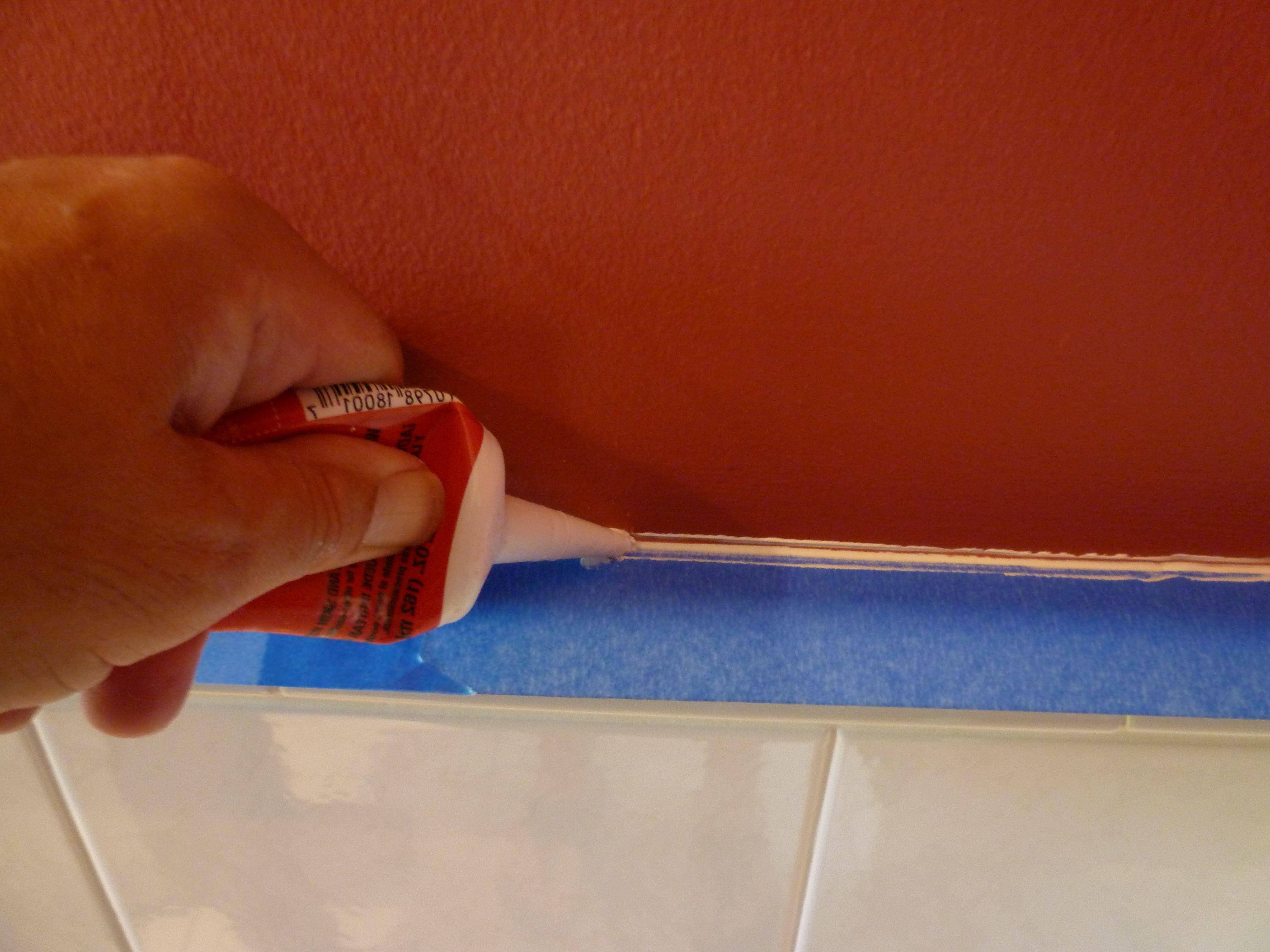 Comment combler l'écart entre la salle de bain et le mur : 9 façons simples