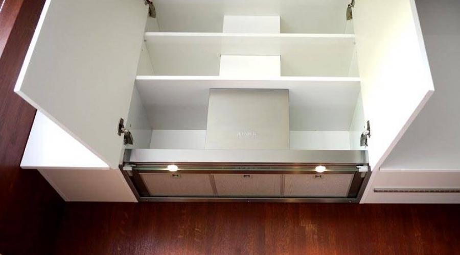 Installer une hotte inclinée dans la cuisine : règles et astuces