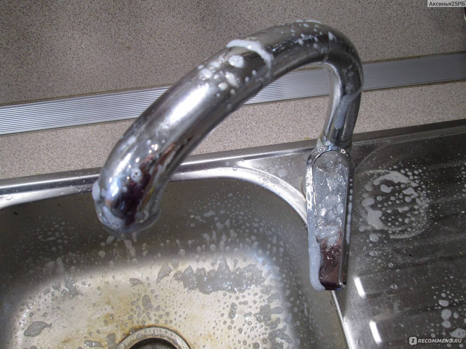 Un nettoyant pour robinet de plaque, qui se trouve dans n'importe quelle salle de bain