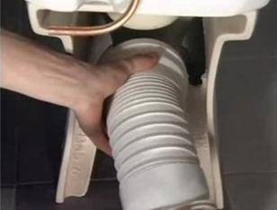 Comment installer une toilette à sortie horizontale ?