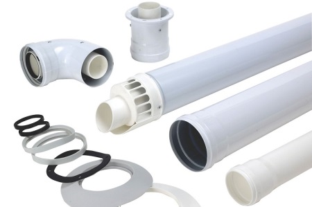 Est-il possible d'installer un adaptateur avec une section de cheminée de 120 mm et une sortie de colonne de 130 mm ?