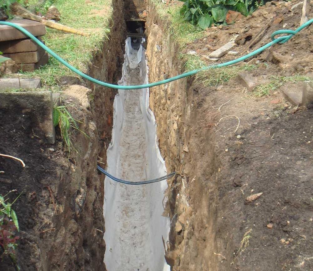 Comment faire le drainage dans un chalet d'été: étape par étape, nous comprenons les caractéristiques du travail