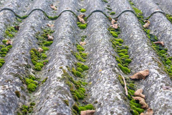 Comment couvrir les fissures de l'ardoise sur le toit