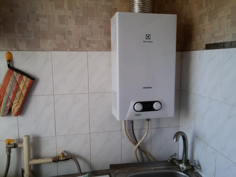 Faible pression d'eau dans l'appartement : que faire, comment régler l'eau chaude au robinet ?