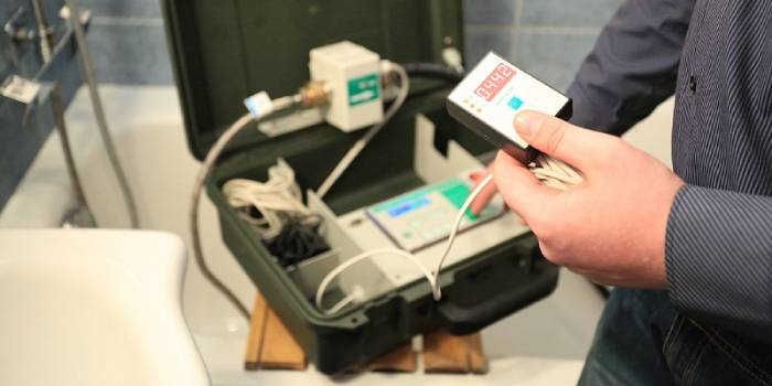 Comment vérifier un compteur d'eau à la maison sans le retirer