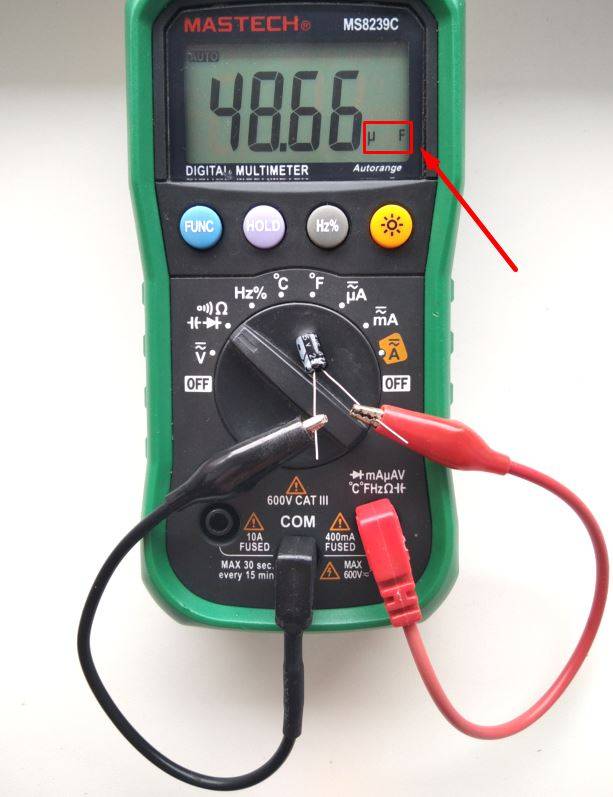 Comment vérifier la tension dans une prise avec un multimètre: règles de mesure