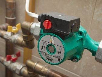 Tuyauterie à faire soi-même d'une chaudière de chauffage: schémas pour chaudières au sol et murales