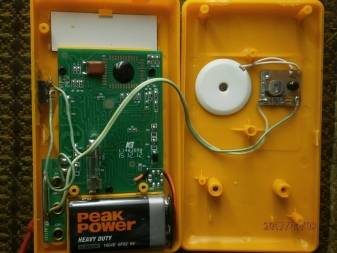 Comment vérifier la tension dans une prise avec un multimètre: règles de mesure