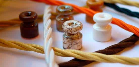 Câblage rétro ouvert dans une maison en bois: élégant et insolite