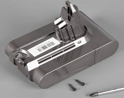 Test de l'aspirateur Dyson v6 Slim Origin : nettoyage d'appartement du sol au plafond